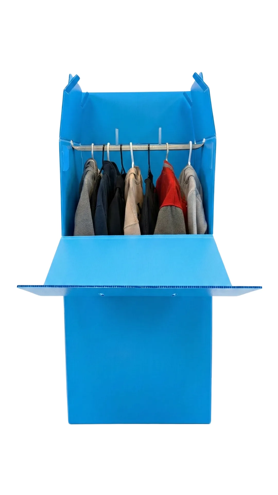 Boîte garde-robe WardrobeBox ouverte avec vêtements suspendus sur cintres, barre métallique intégrée, plastique ondulé bleu résistant pour déménagement